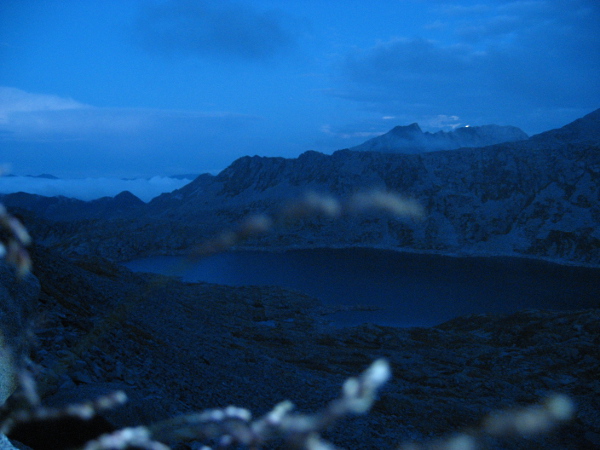 Nel blu elettrico della notte la luna tramonta dietro il Monte Frerone, in primo piano il Lago della Vacca